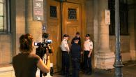 Des journalistes le 31 juillet 2014 devant le 36 Quai des Orfèvres, siège de la police judiciaire parisienne [Pierre Andrieu / AFP]