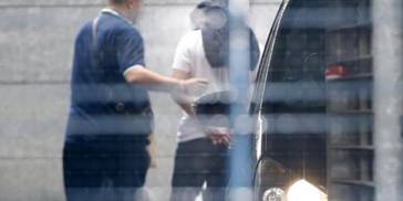 L'un des deux policiers en garde à vue soupçonnés de vol de cocaine au siège de la police judiciare à Paris, le 6 aout 2014 [Kenzo Tribouillard / AFP]